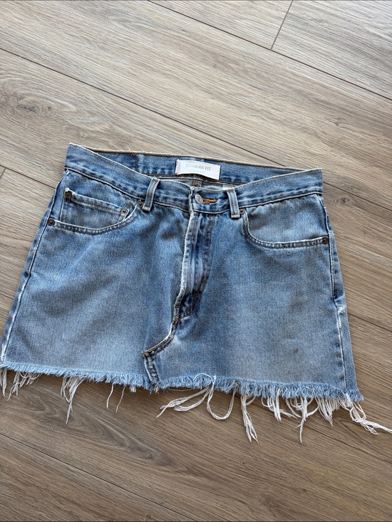 Levi's Dresses & Skirts - Vintage Levi’s Denim Mini Skirt 32W Y2K Light Wash Raw Hem
